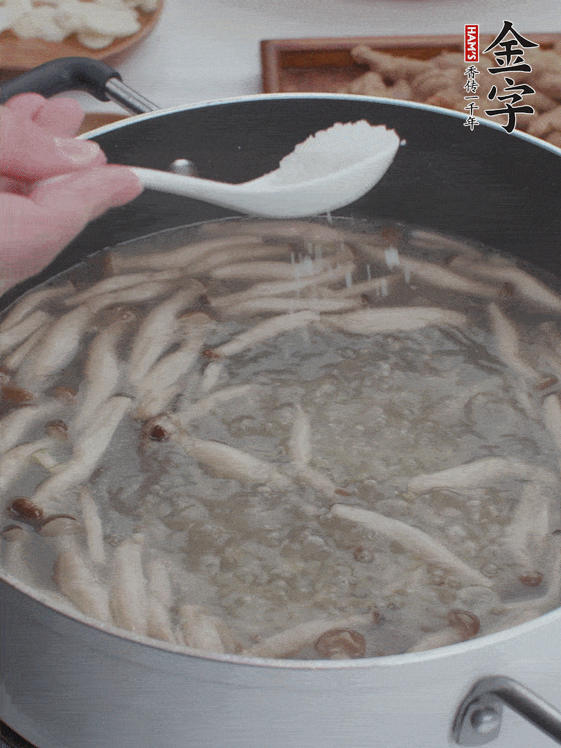 1勺鹽、一點(diǎn)胡椒粉調(diào)味。