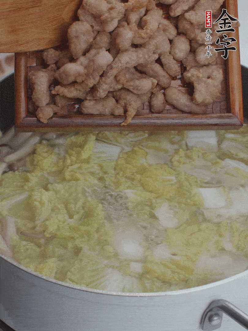 水開(kāi)后煮10分鐘，下娃娃菜、小酥肉煮3分鐘。