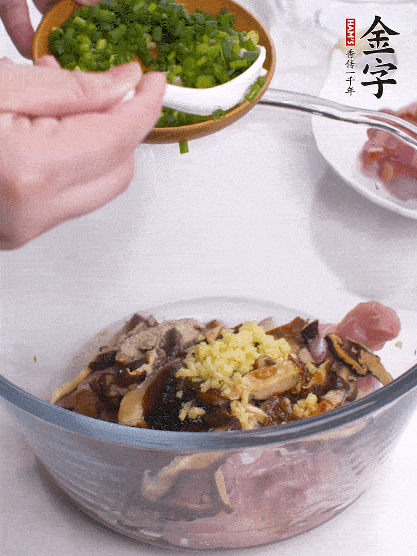 雞肉、香菇混合，加清水1/3杯、料酒1勺、蠔油1勺、鹽1勺、糖1/4勺、白胡椒1/4勺、食用油1勺、香油1/4勺、姜末、蔥花，攪拌均勻腌制2小時(shí)。