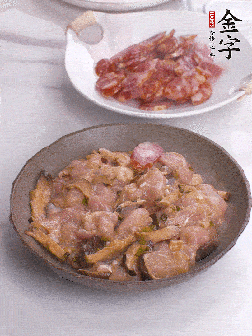 腌制后，雞肉中加淀粉1勺，頂部碼上香腸片。