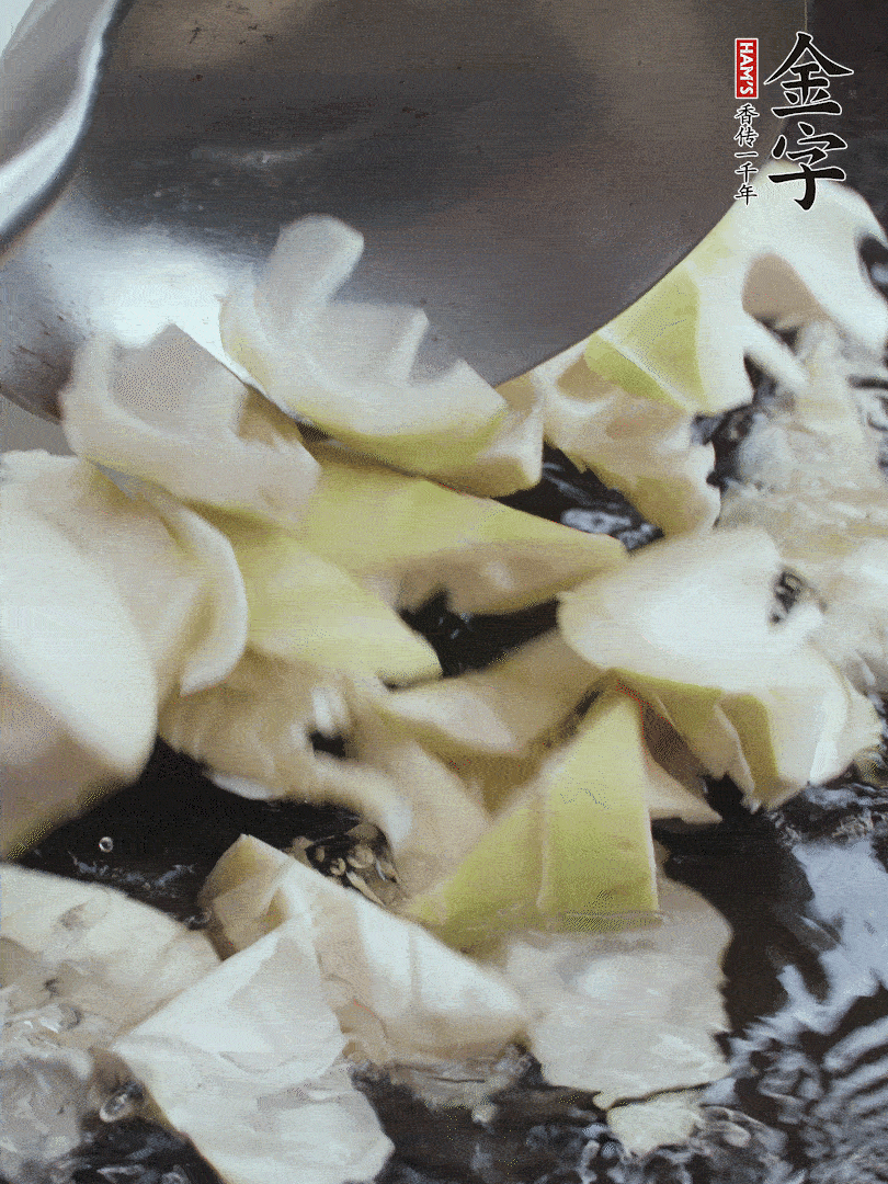 新鮮春筍去老根，剝殼切滾刀塊焯水去澀。