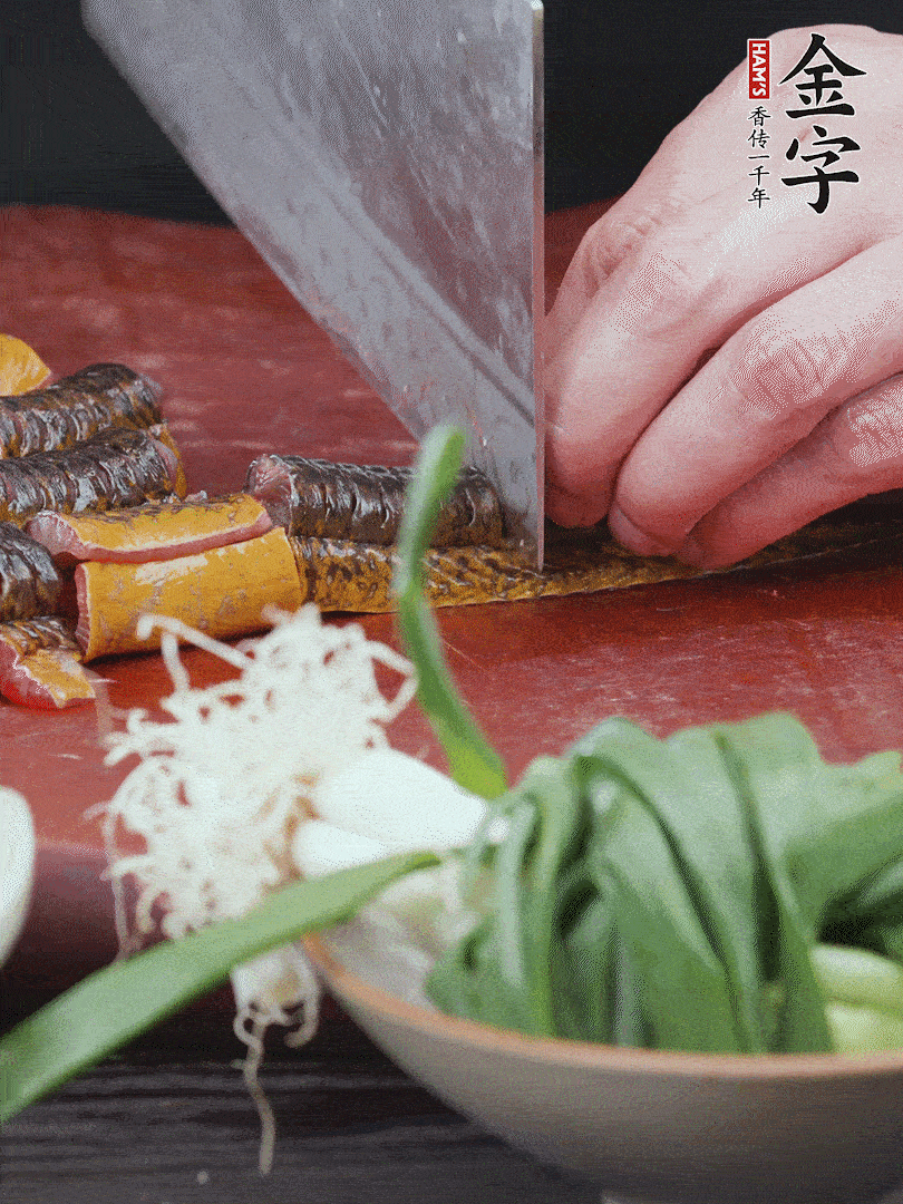 黃鱔去內(nèi)臟洗凈，切花刀斬段。沸水下鍋，加黃酒焯水去血沫。