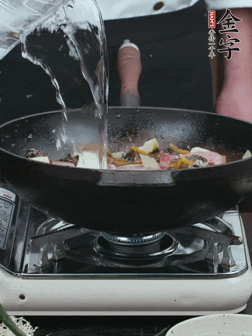 加適量黃酒，倒清水沒過。