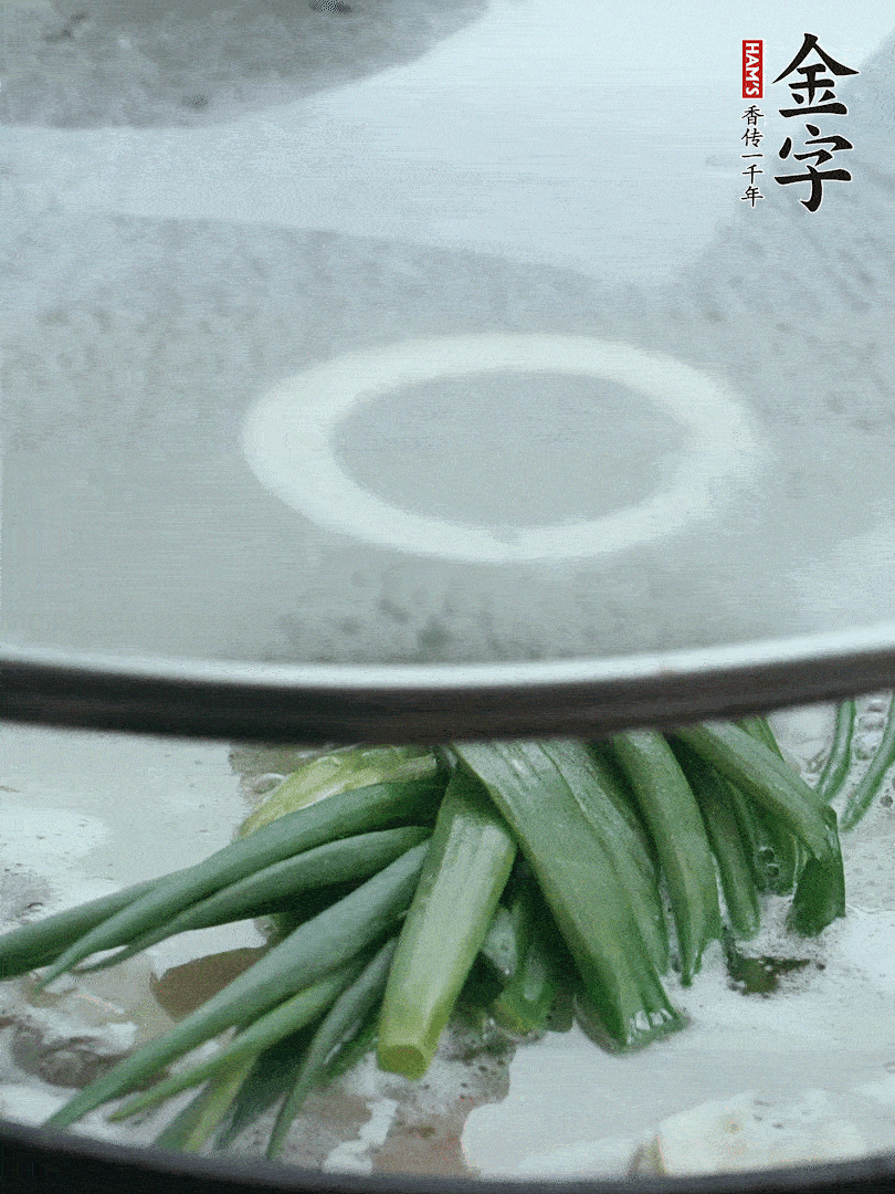 加蔥結(jié)去腥，大火開后中火燒20分鐘。