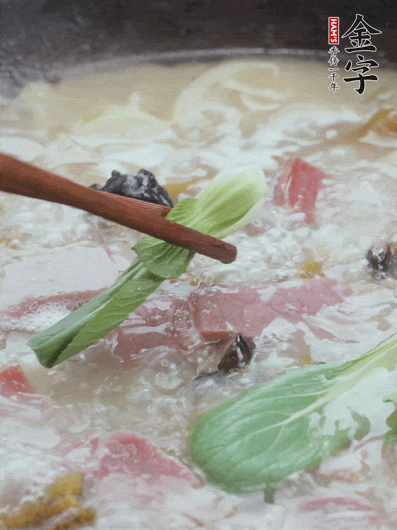 撈出蔥結(jié)，小菜心點(diǎn)綴。