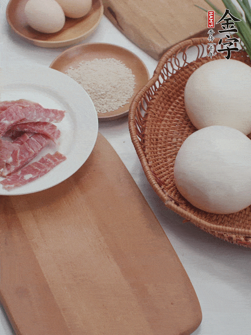 金字培根火腿切小片；饅頭、洋蔥切丁；香蔥切丁。