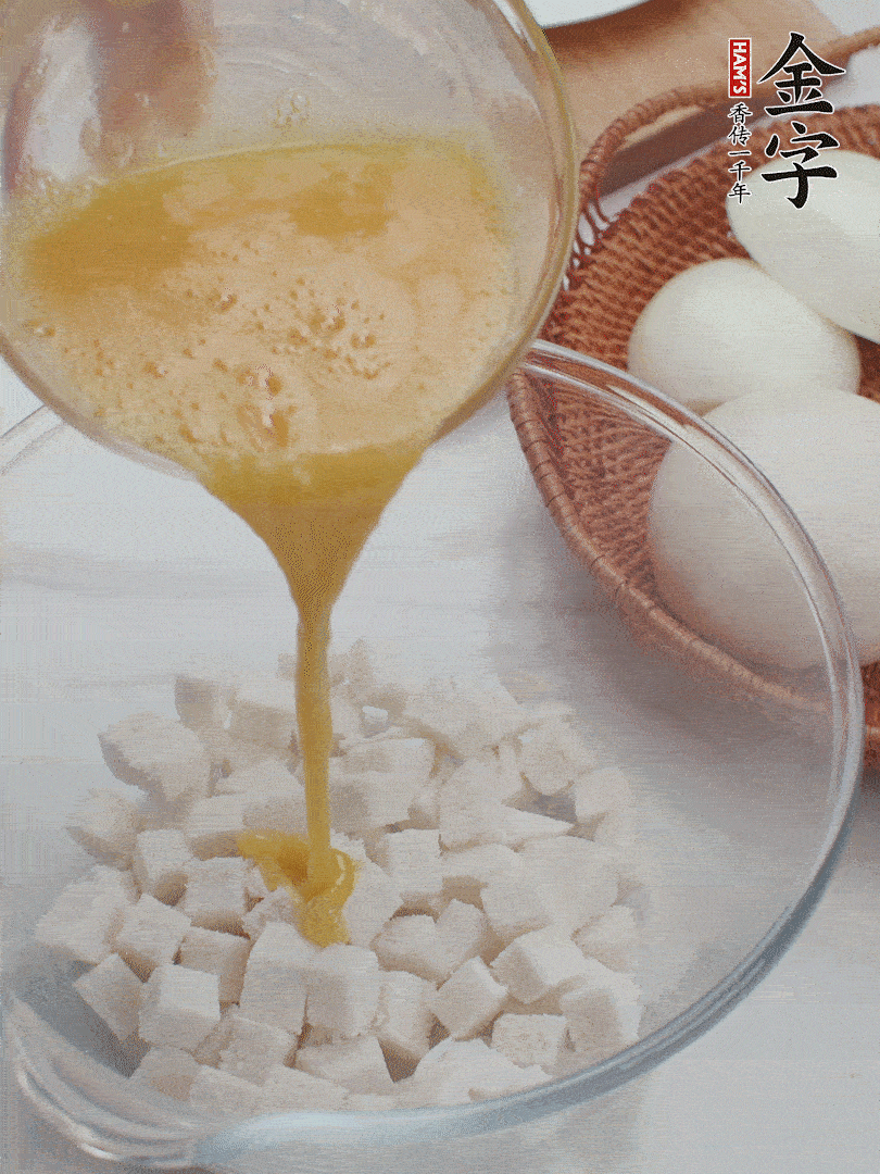 切碎的饅頭丁加入1/3蛋液拌勻。