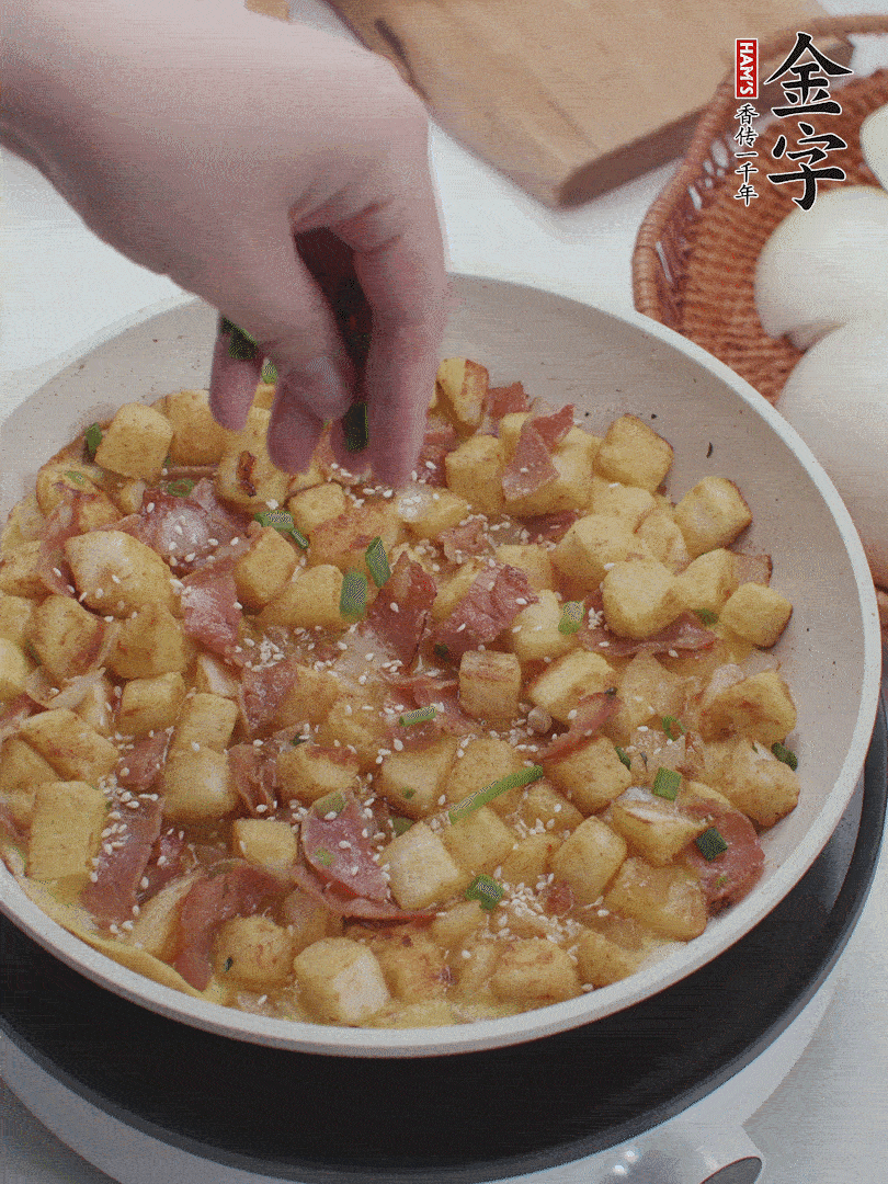 淋入剩余蛋液，蛋液凝固，撒上蔥綠和熟芝麻。