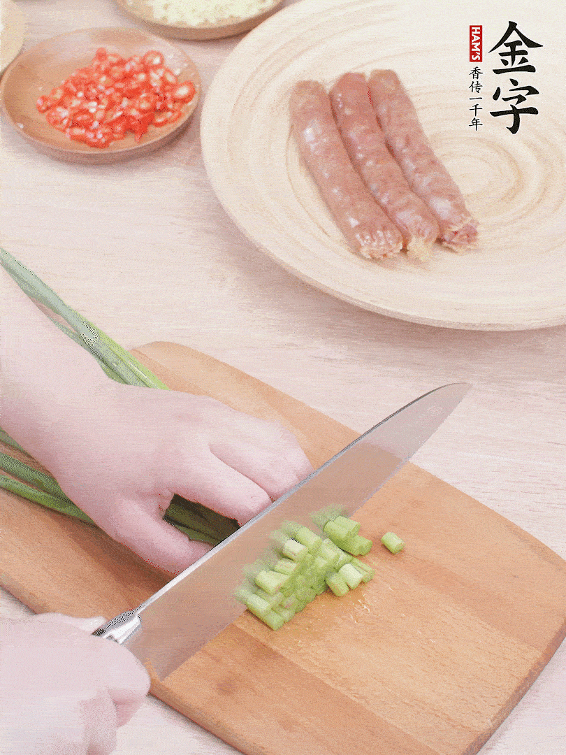 蒜苔切丁，蔥姜蒜切小丁，小米辣切圈。