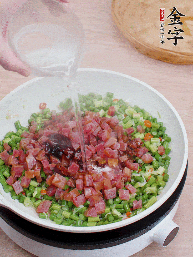 放香腸丁、1勺老抽、1勺蠔油、1/3勺白糖、少許清水炒至斷生。