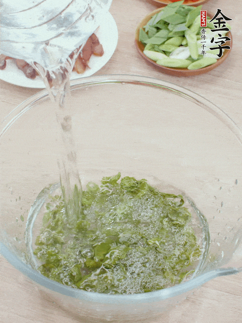 萵筍干溫水泡2小時，青紅辣椒切圈，姜切片，青蒜斜切段。