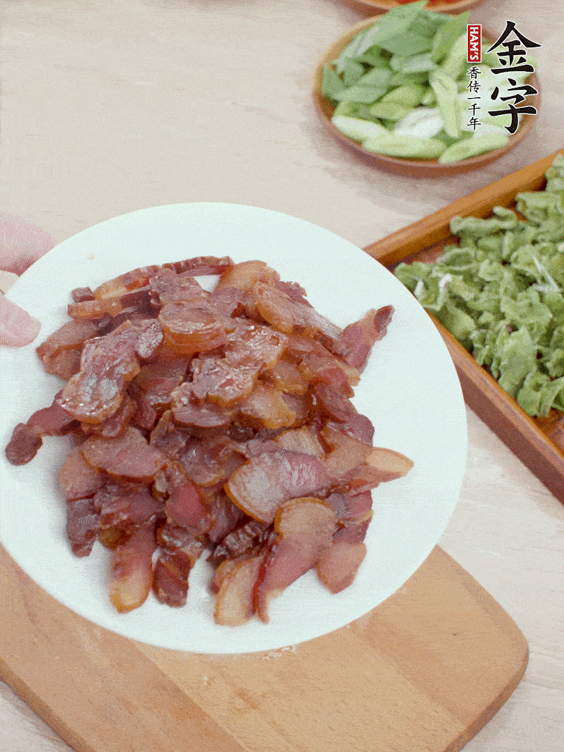 臘肉水煮15分鐘，切薄片。