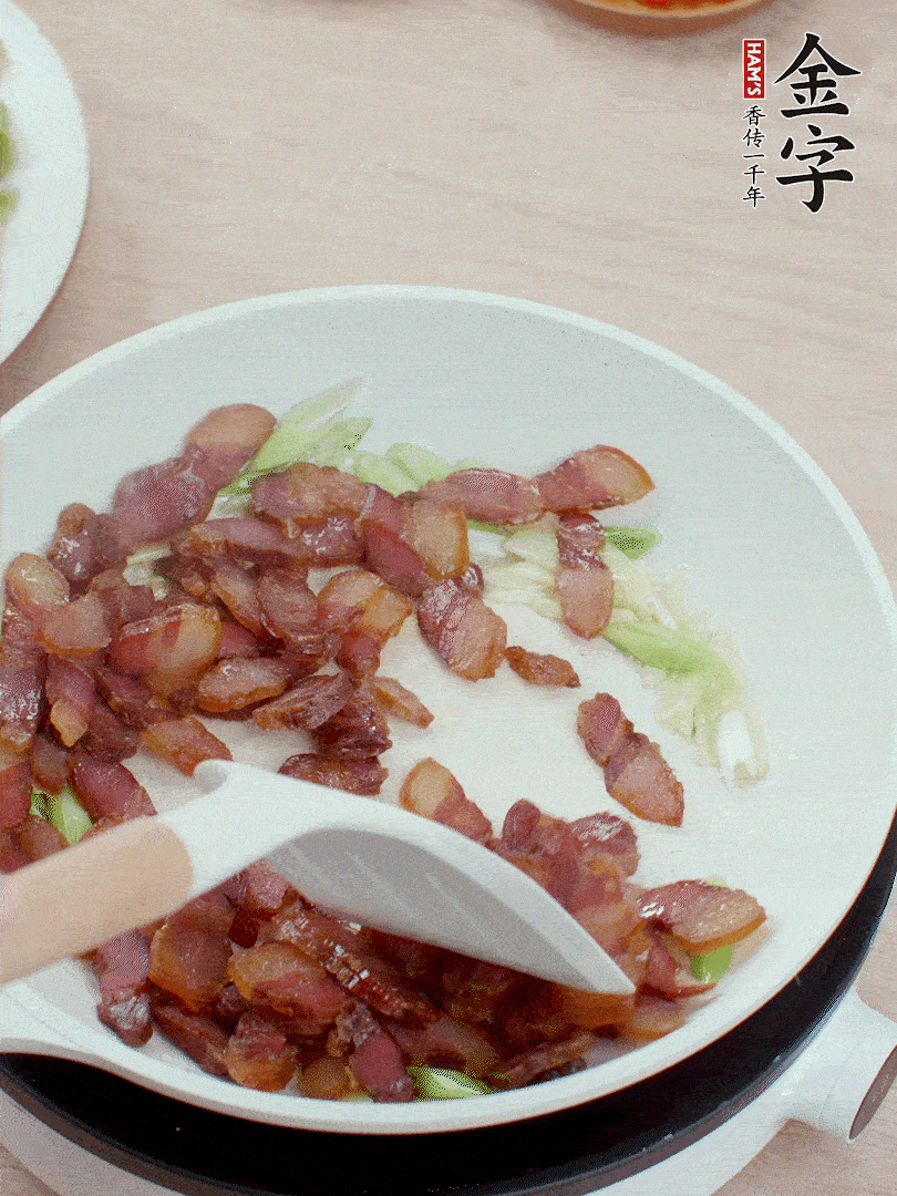 鍋中少許油，姜、蒜白爆香，下臘肉煸出油脂。