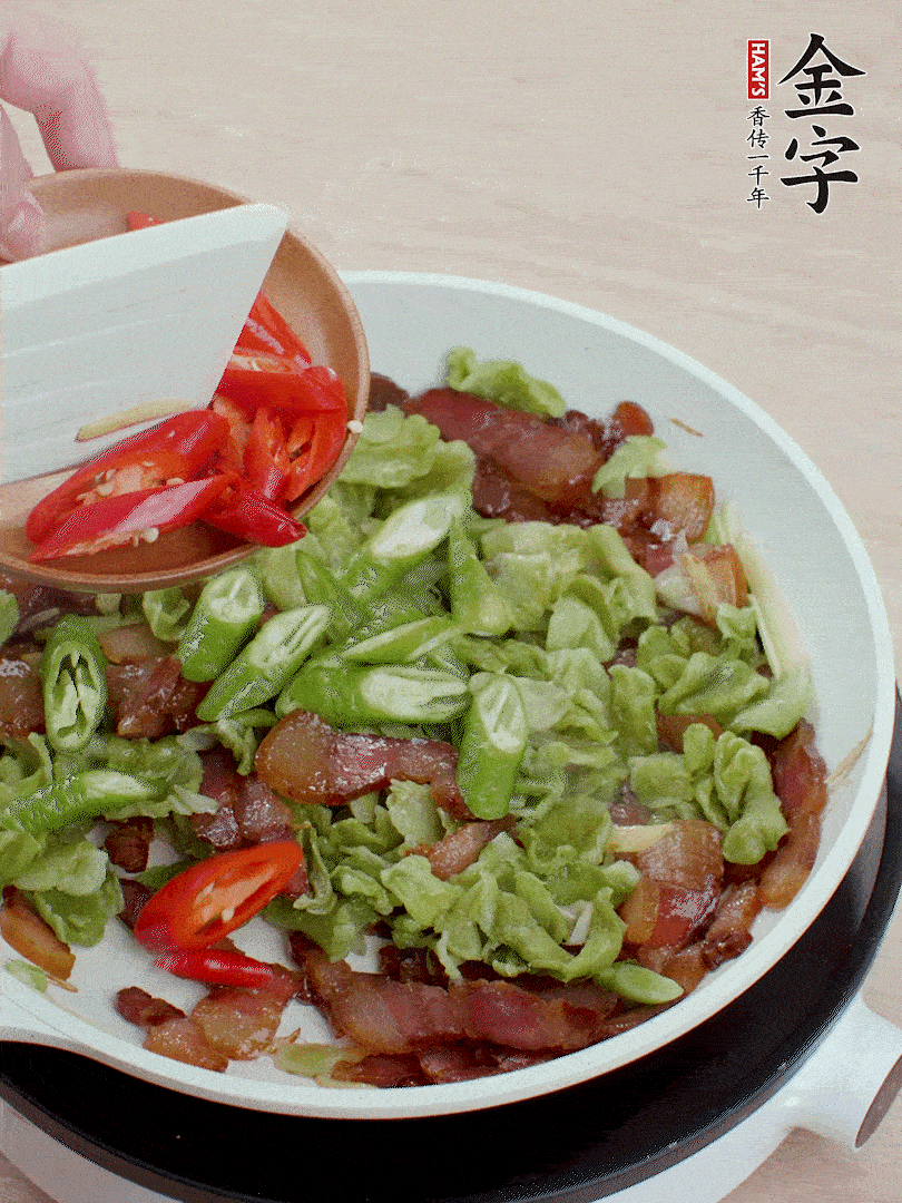 放萵筍干、青紅椒圈爆炒1分鐘。