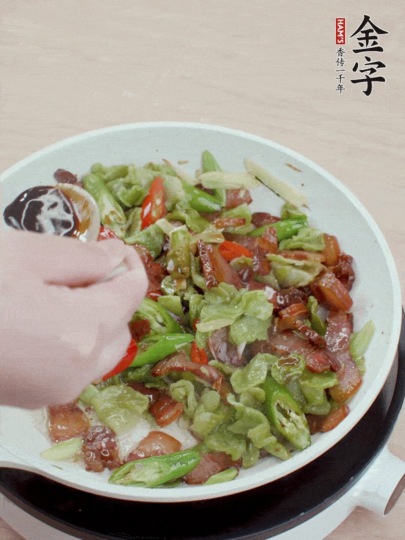 2勺生抽調味，最后撒蒜葉。