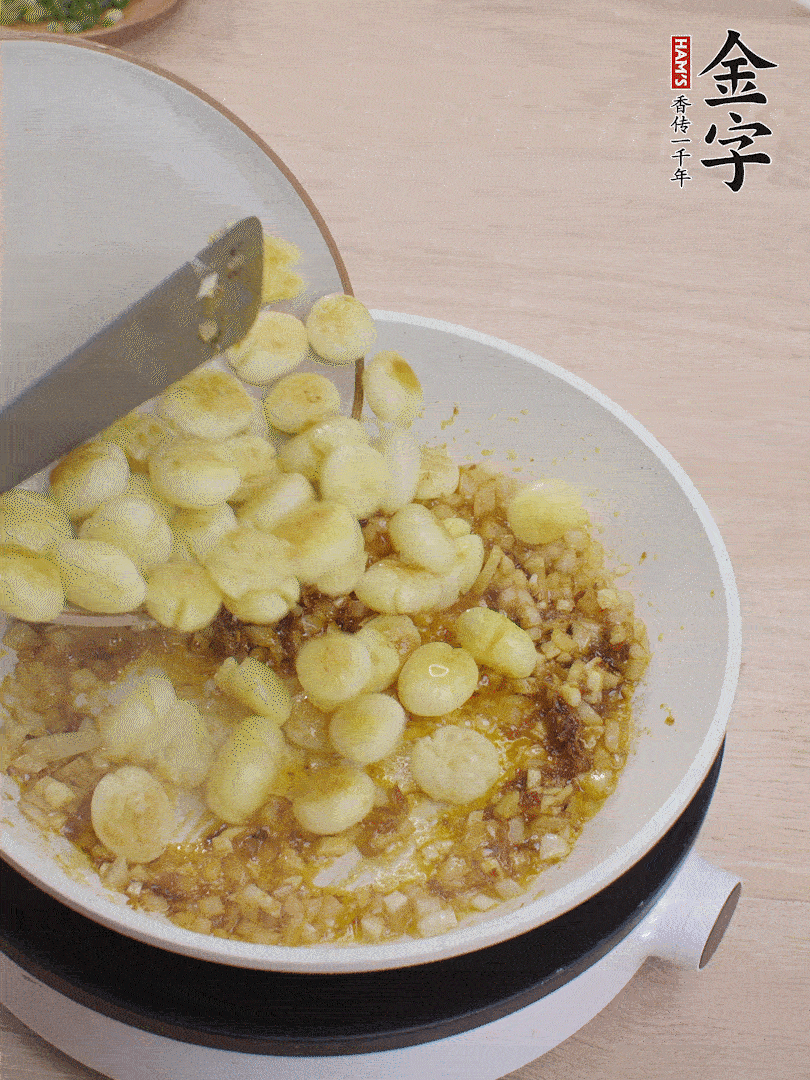 下小土豆翻炒均勻。