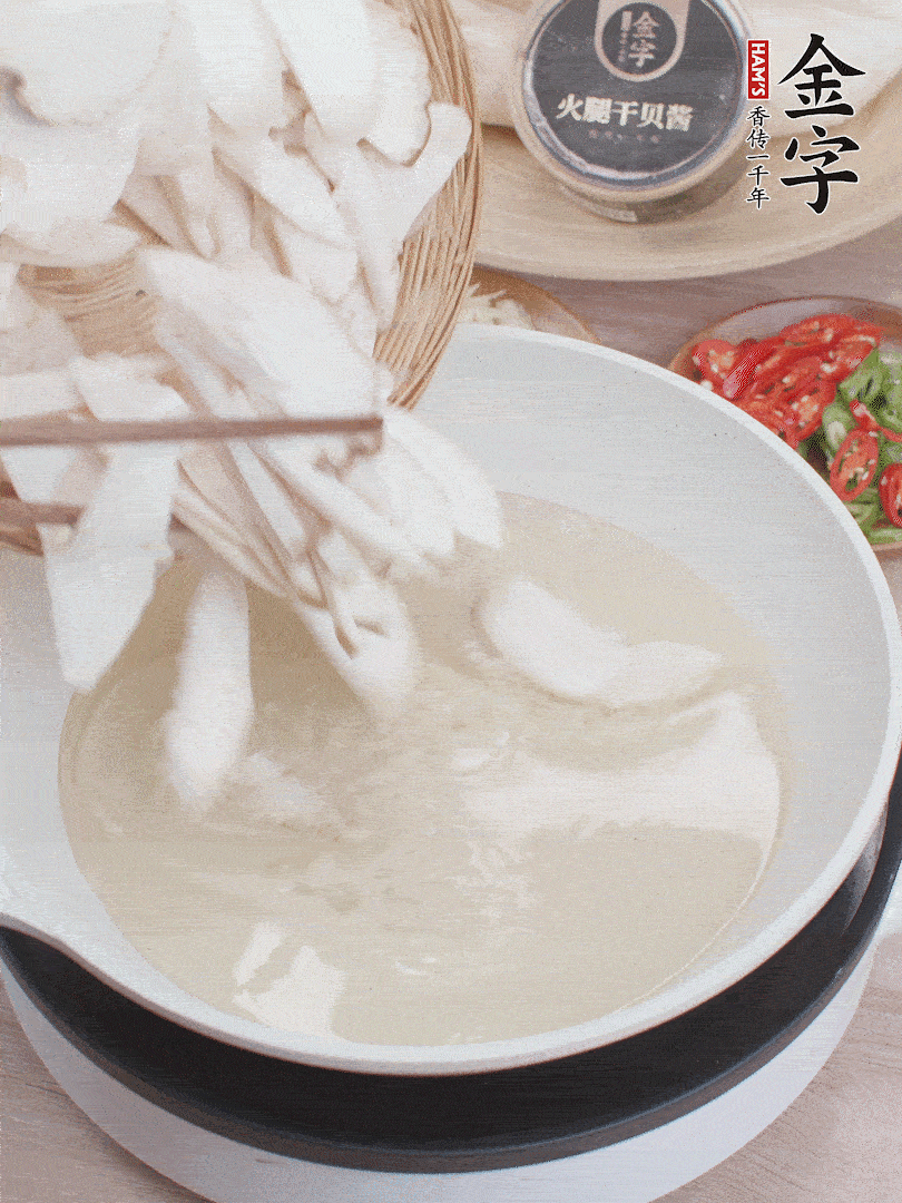 杏鮑菇切成片，油溫7層熱炸2分鐘。