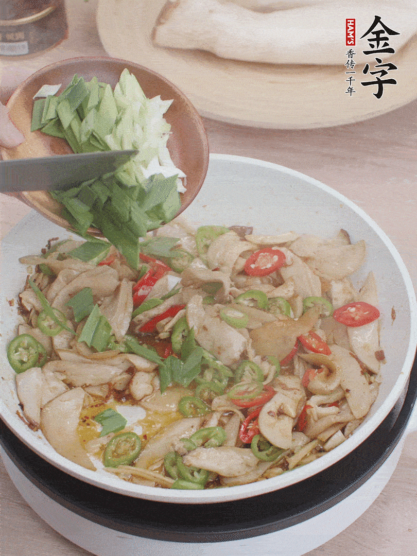 淋少許料酒、最后放大蒜葉。