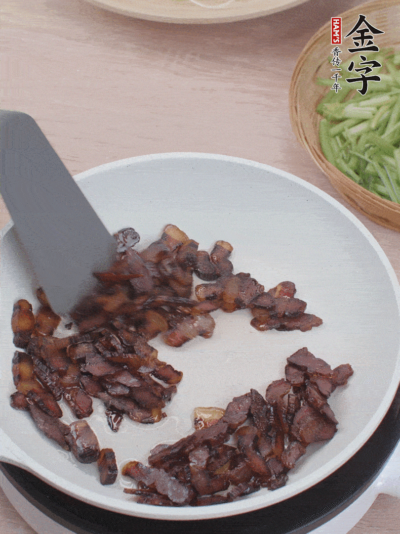 起鍋熱油，煸香醬油肉。