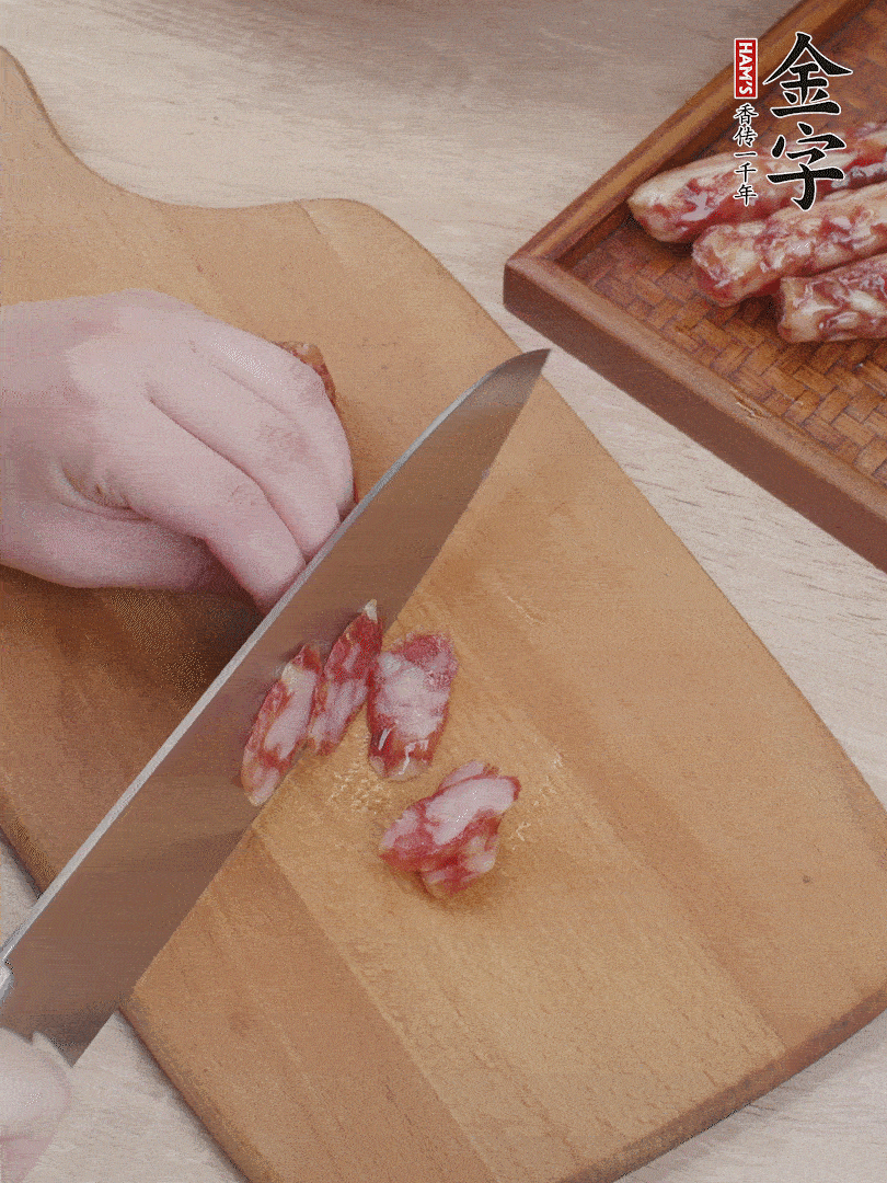 金字香腸斜切片，芹菜切段，小洋蔥切絲，綠菜椒切小塊。