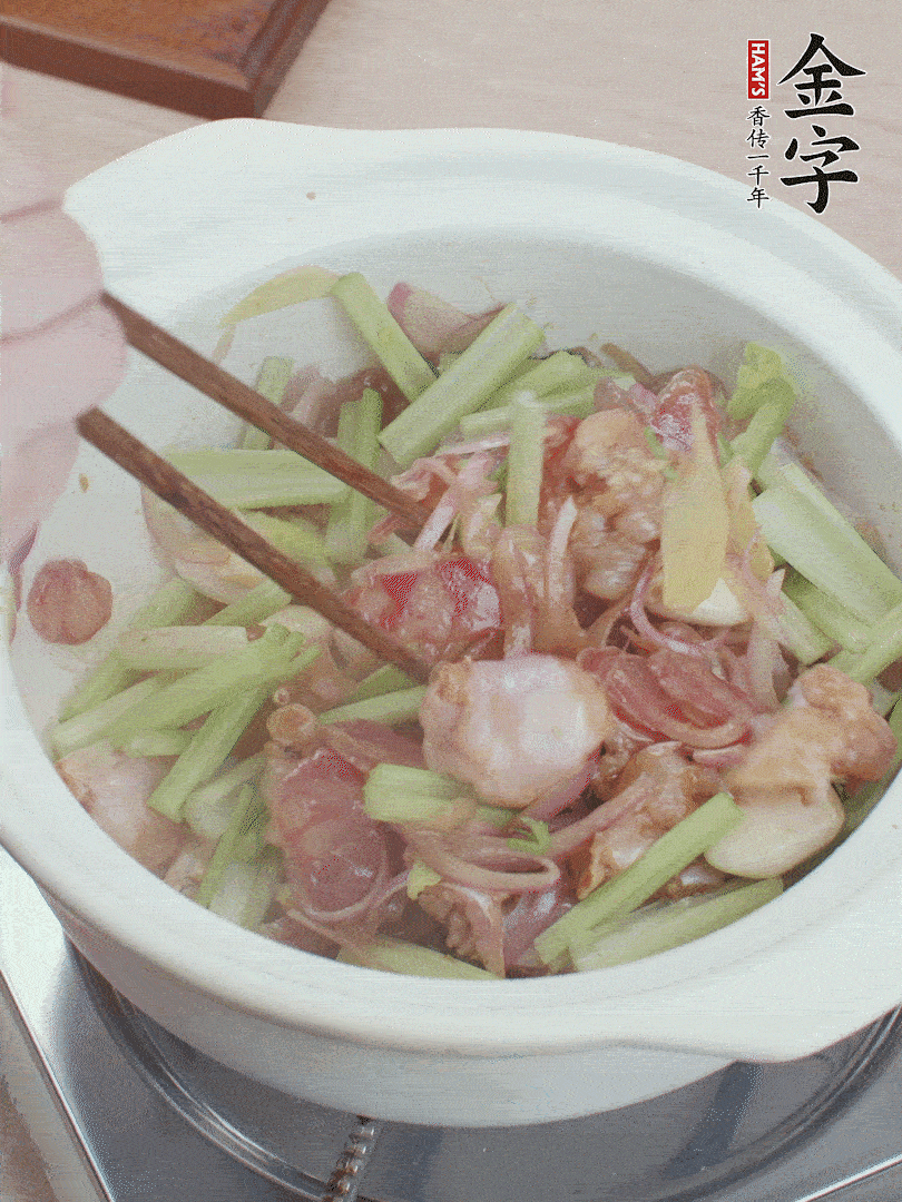 下牛蛙、芹菜、香腸翻炒。