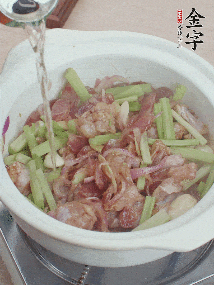 牛蛙變色后，淋點啤酒，加蓋后調(diào)小火燜10分鐘。