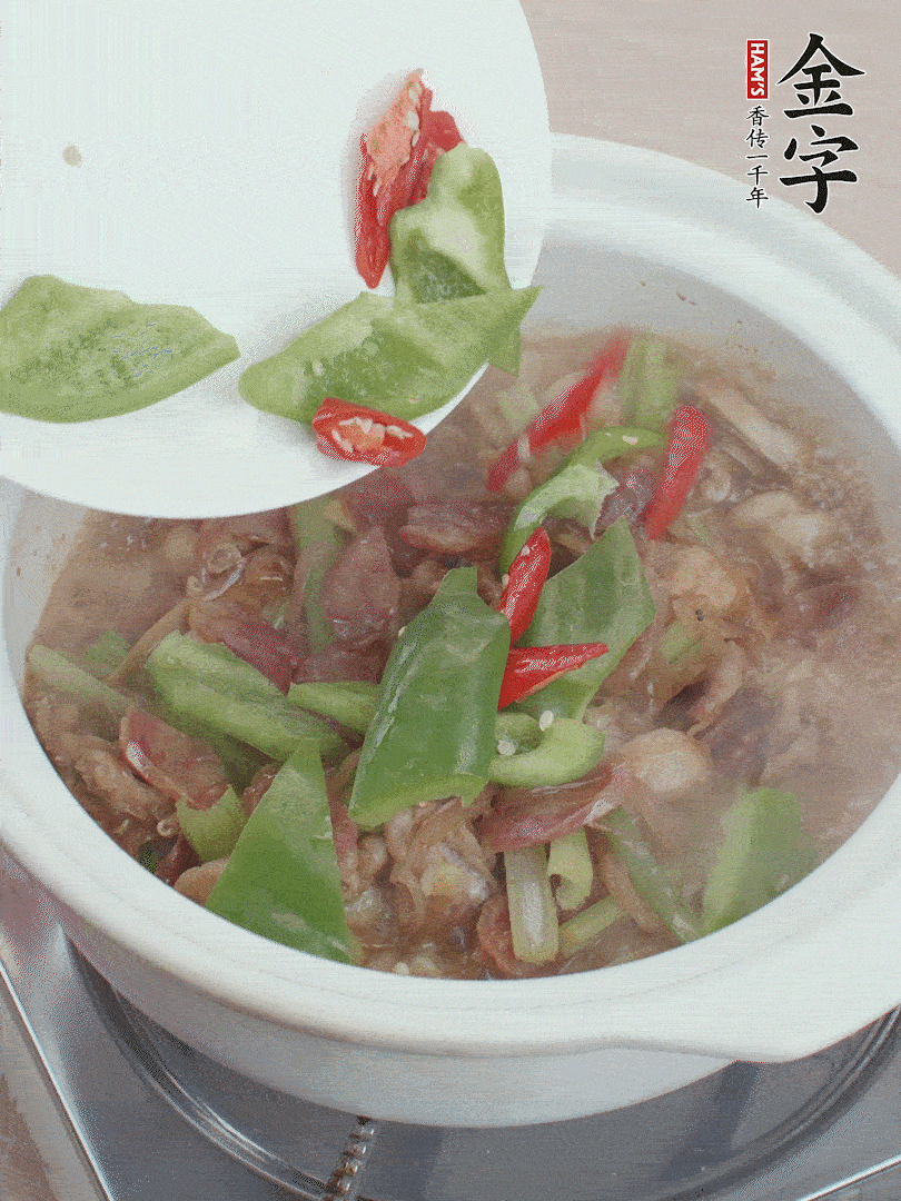 下綠菜椒，翻炒1分鐘。