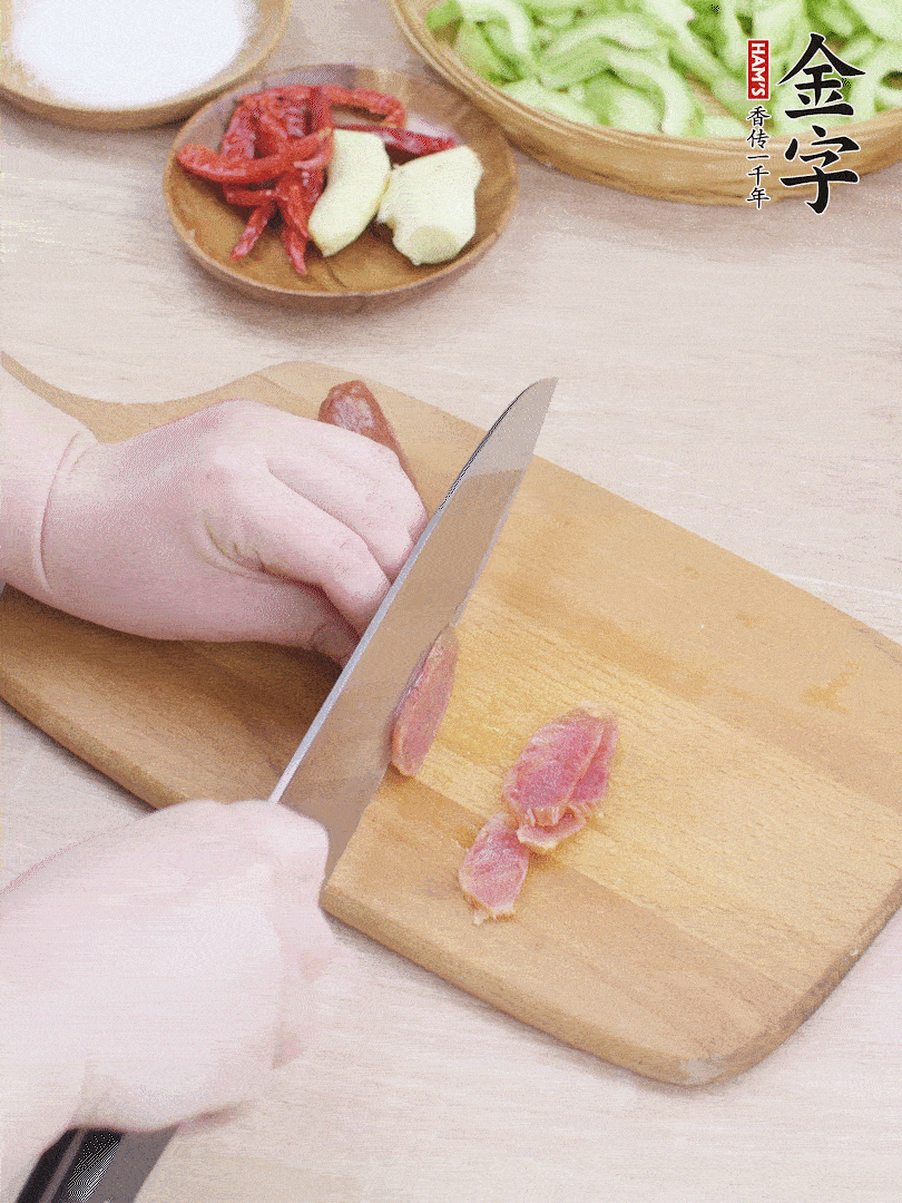 金字土香腸水煮10分鐘，切薄片。