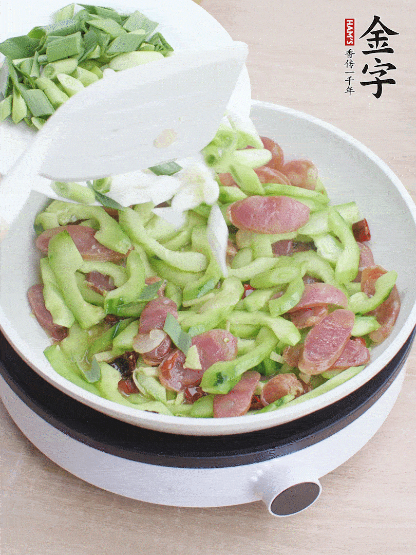 下青蒜翻炒。