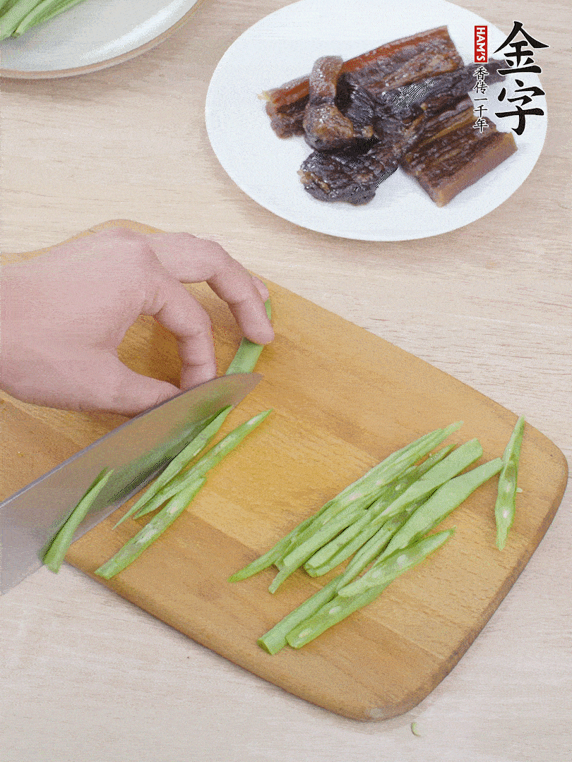 四季豆切絲。