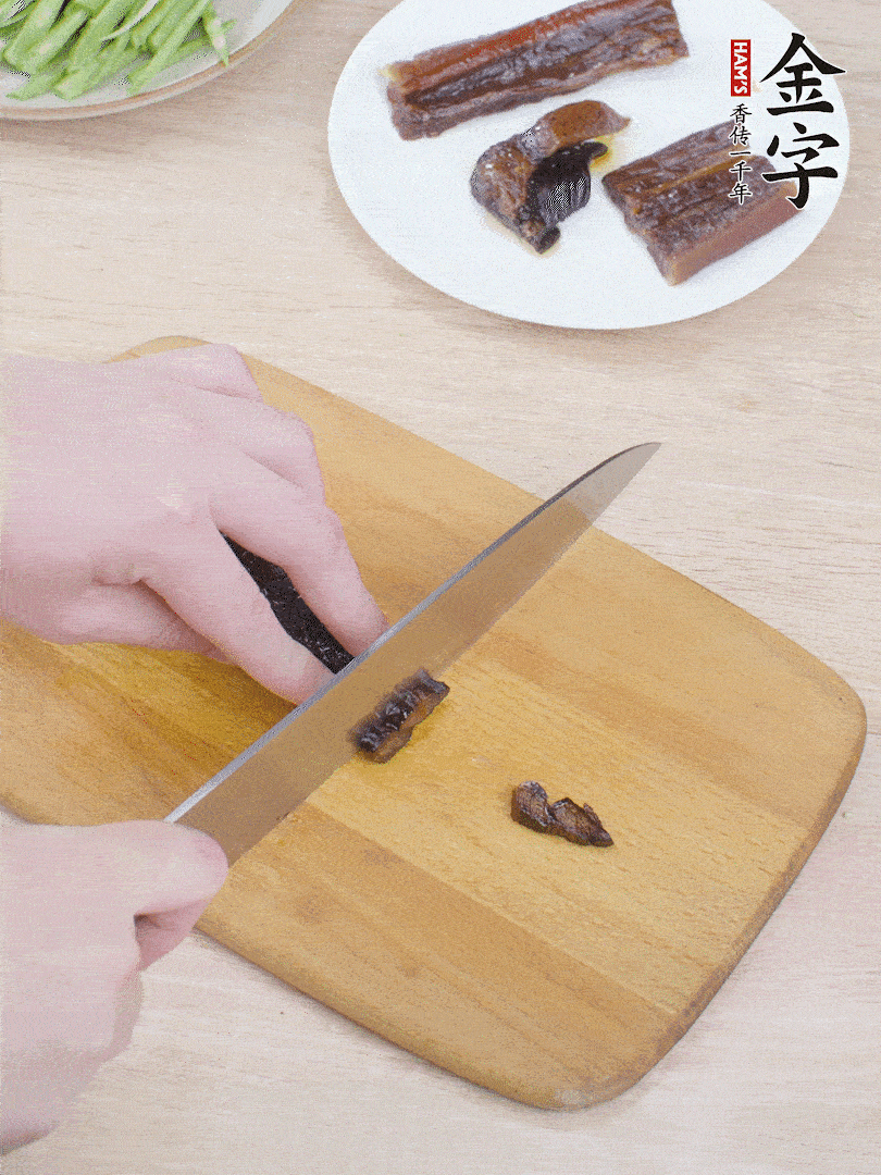 提前煮好的金字醬油肉切片。