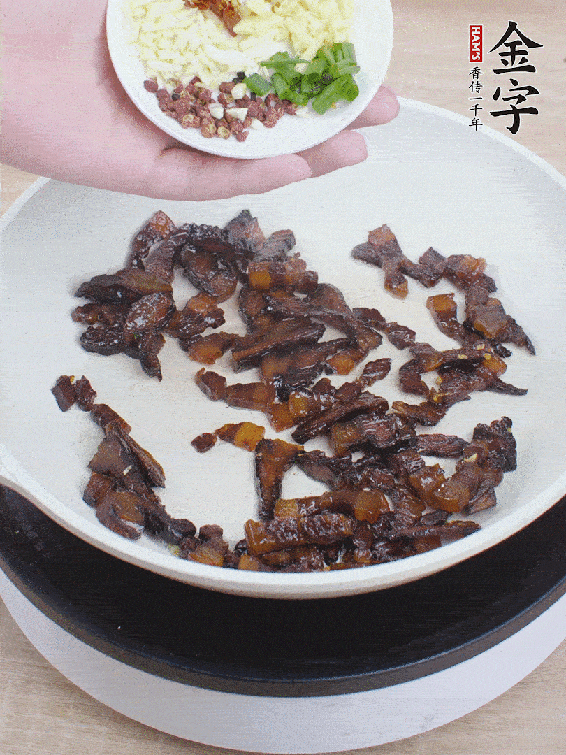 下蔥姜蒜、干辣椒、花椒粒炒香。