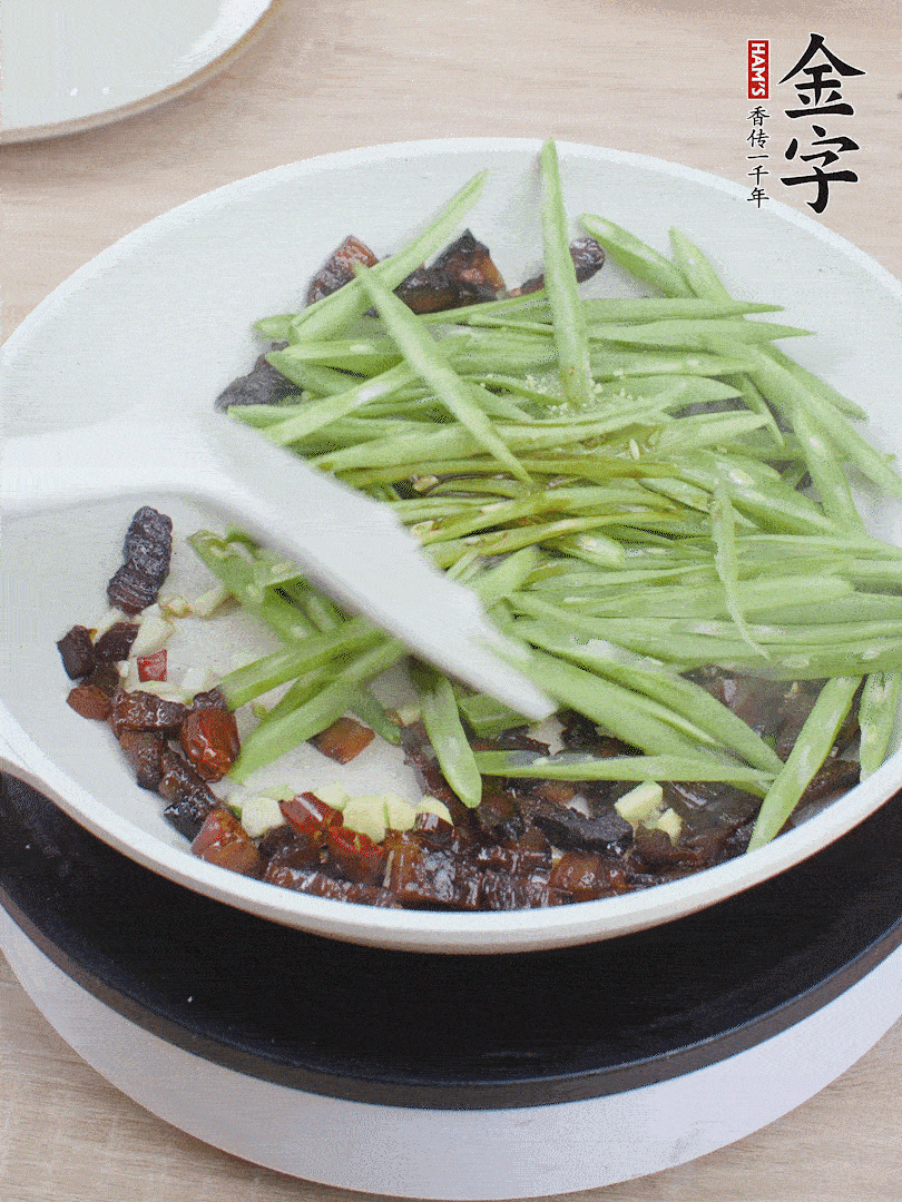 下豆角，生抽、雞精調味，炒到斷生。