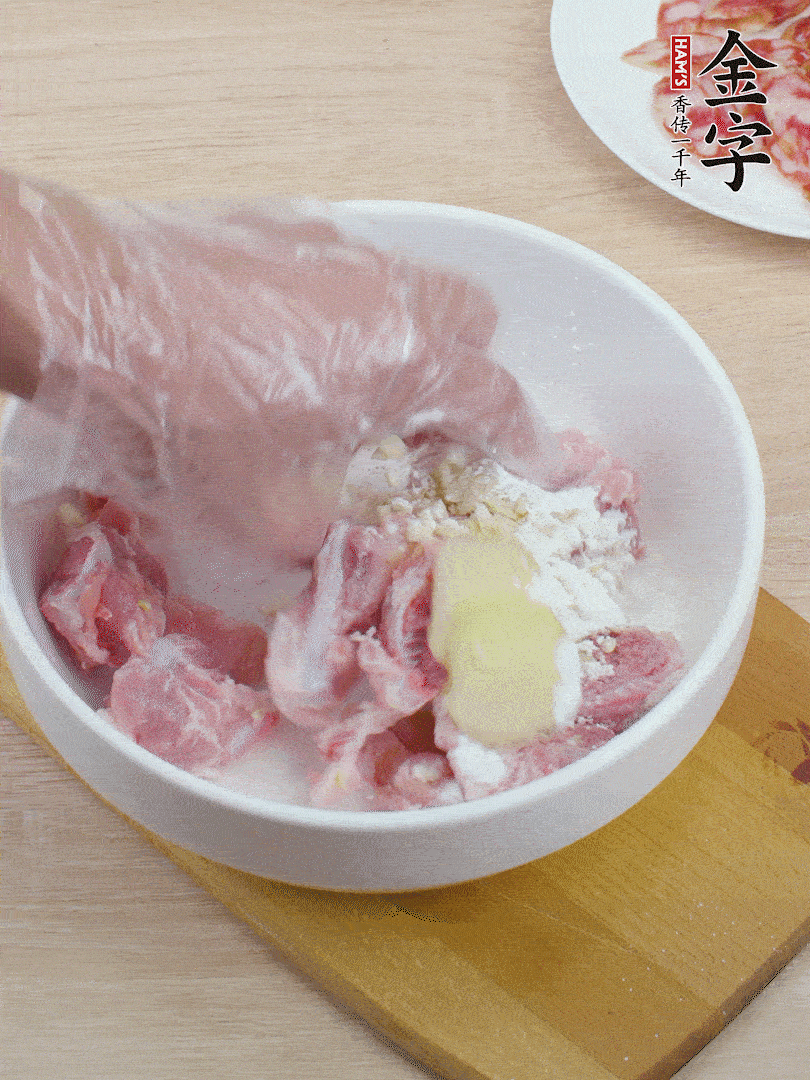 洗凈的小排，加鹽、姜、蒜末、淀粉、胡椒粉抓勻，腌制15分鐘。