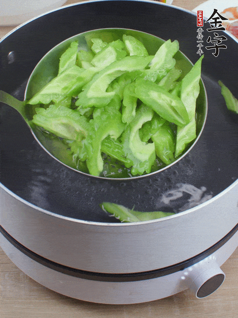 苦瓜去瓤切小塊，開水中加鹽汆燙30秒。