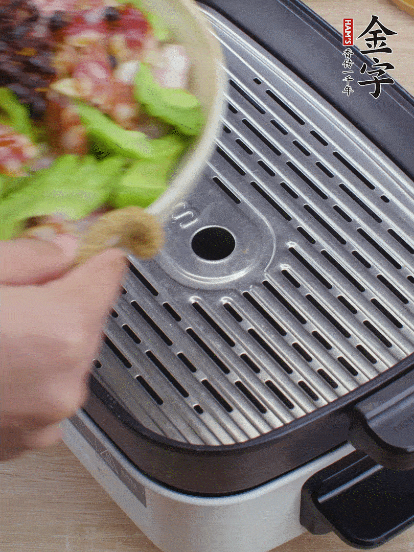 小排、苦瓜、香腸依次碼入，撒上豆豉蒸25分鐘。