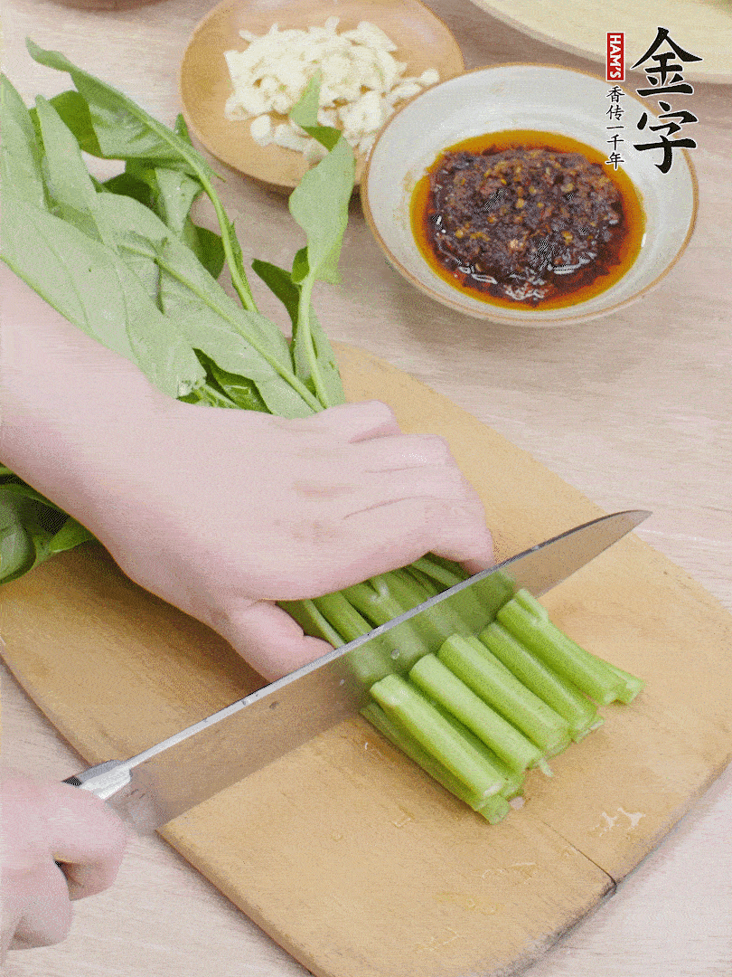 空心菜切段，大蒜拍碎切末。