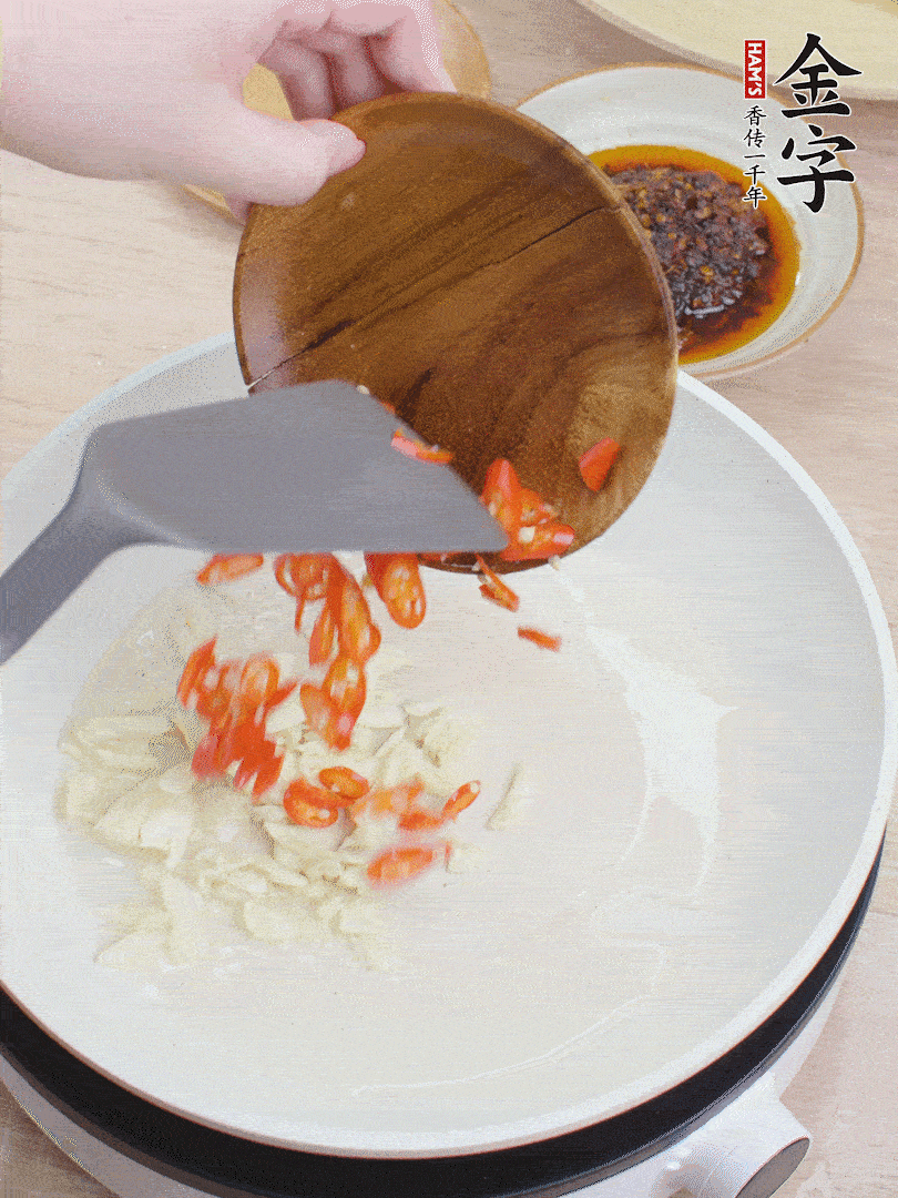 油熱煸香蒜末、辣椒。