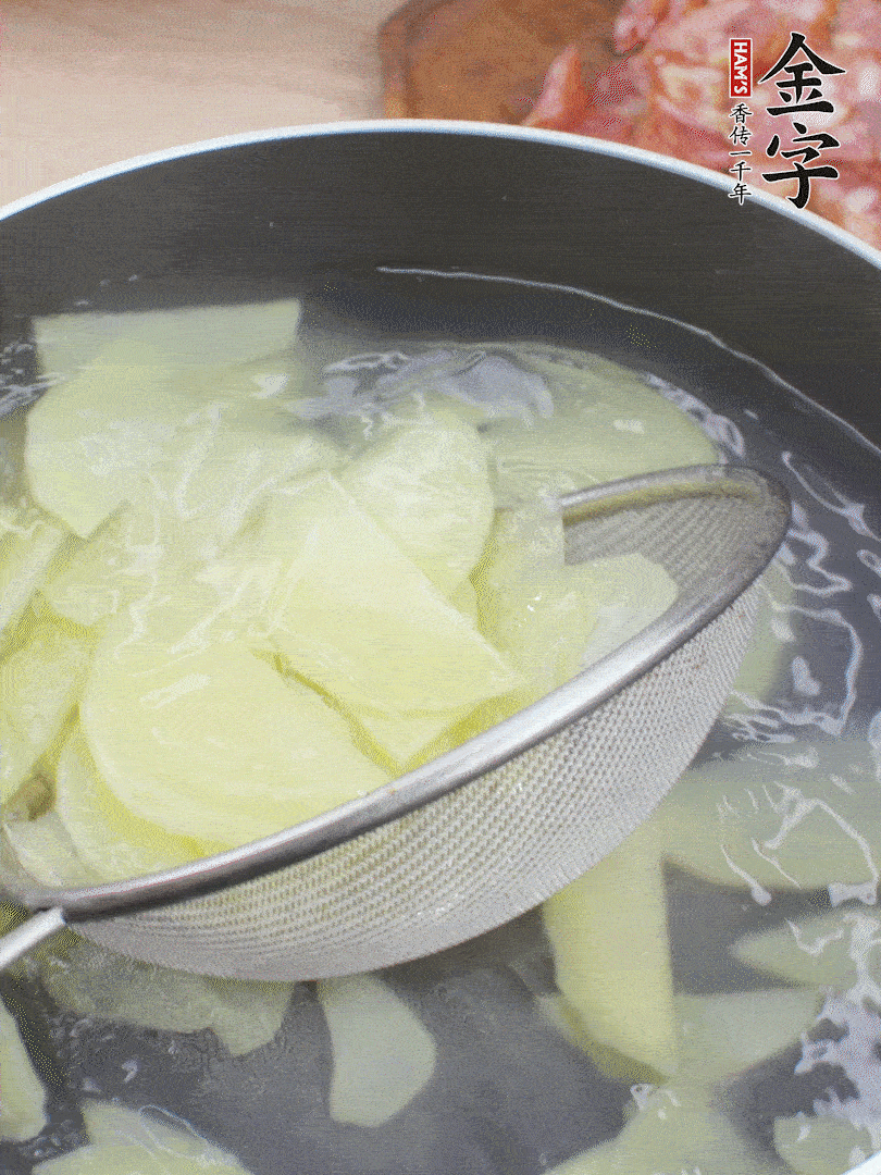 土豆去皮切片，汆燙1分鐘。香腸切薄片。