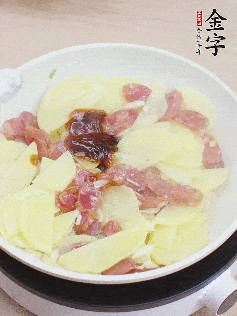 下土豆片，1勺生抽、1勺蠔油、1/3勺鹽、1/3勺糖炒至入味。