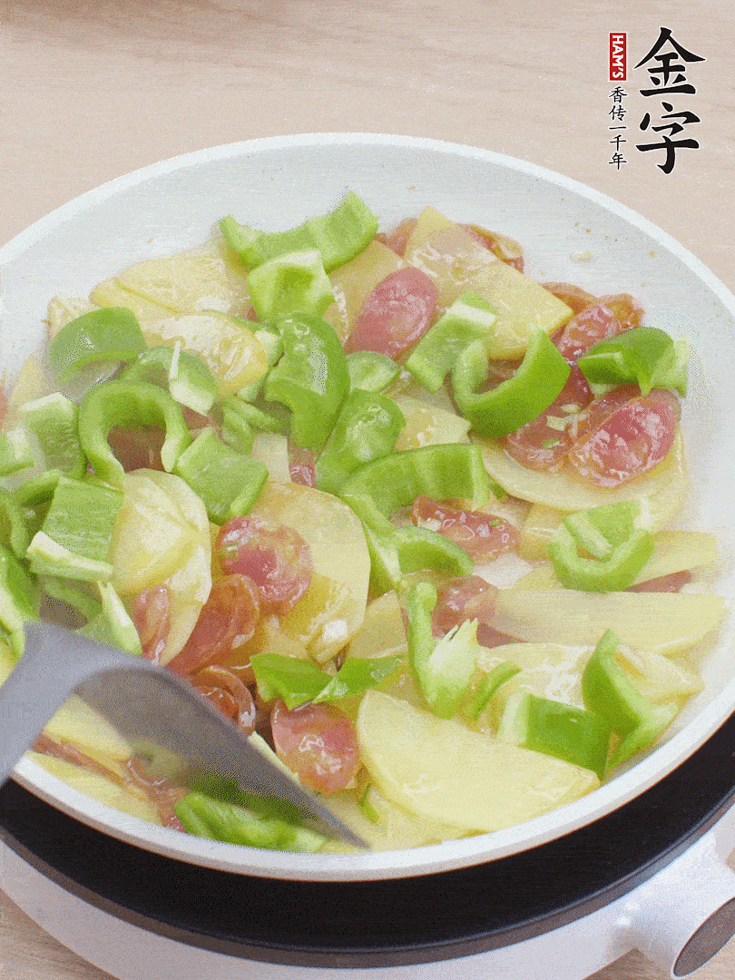 下辣椒翻炒1分鐘。