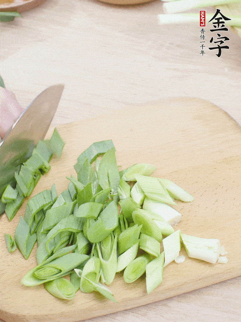 青蒜切段。（蒜白可以拍一下，再斜著切）