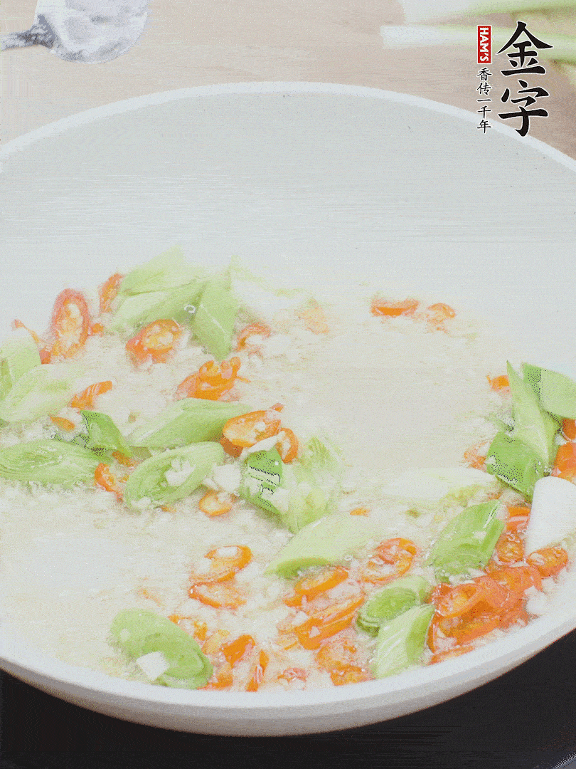 油5成熱時(shí)，下蒜末、辣椒、蒜白煸炒。