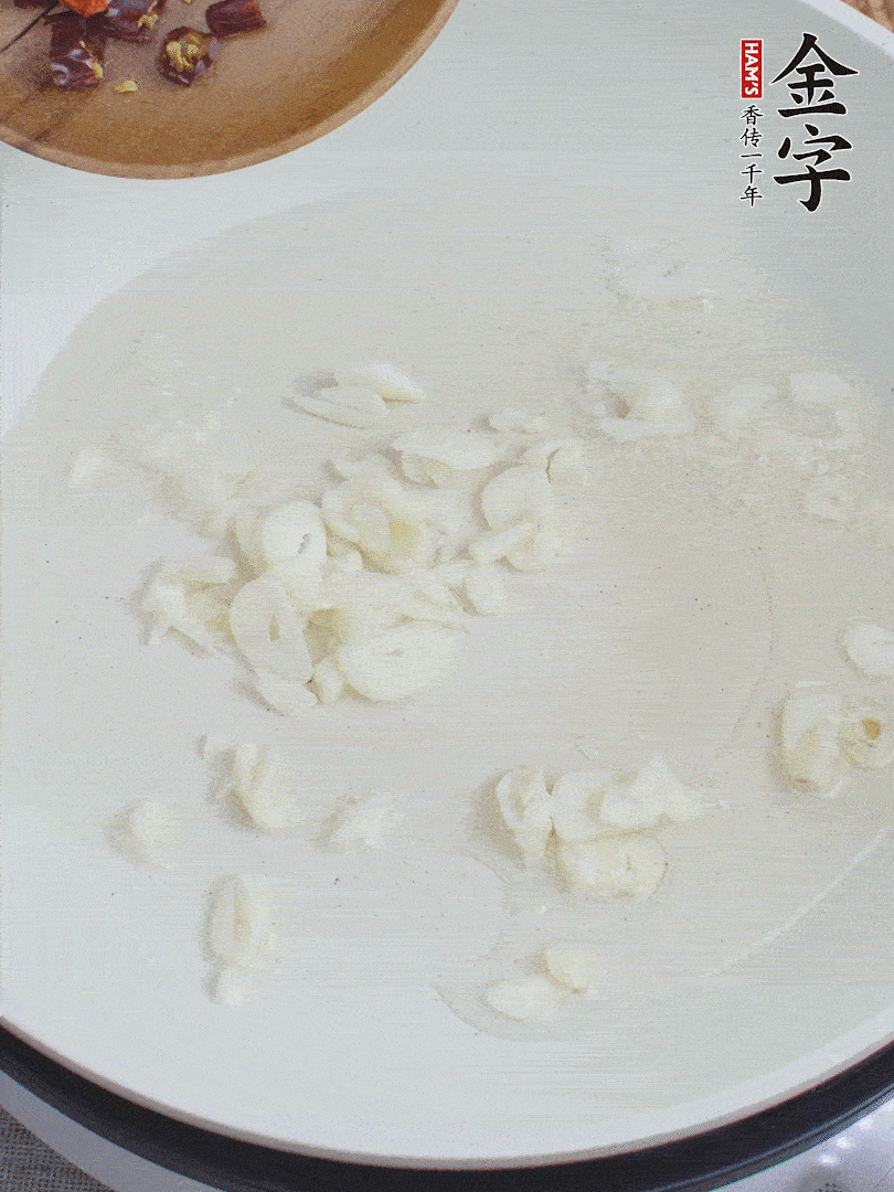 藕去皮，切成1cm見方的丁，放入清水浸泡。美人椒切圈。蒜切成末。