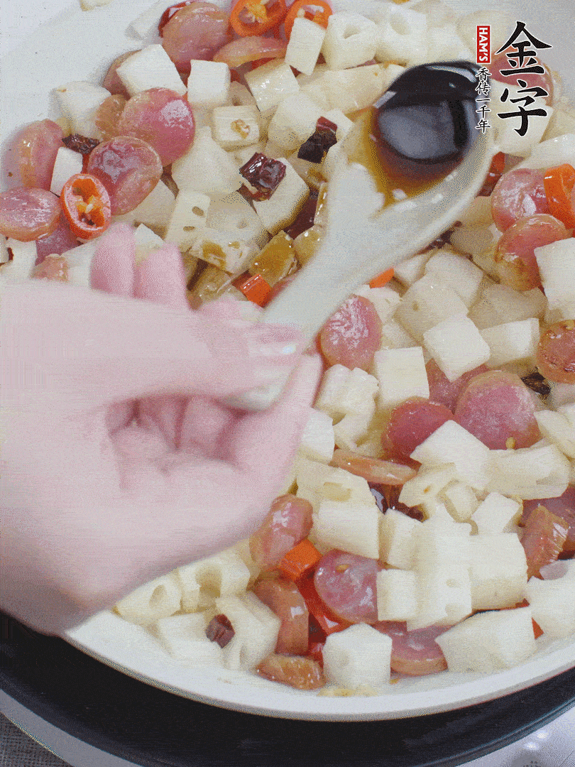 下藕丁，加生抽、香醋、白糖、鹽翻炒均勻。