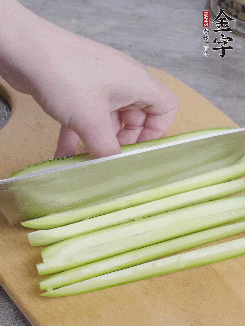 西葫蘆對半切，去瓤切條。