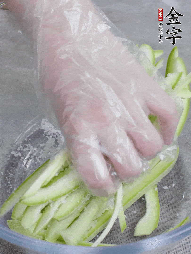 加鹽腌制15分鐘，清洗后擠干水份。