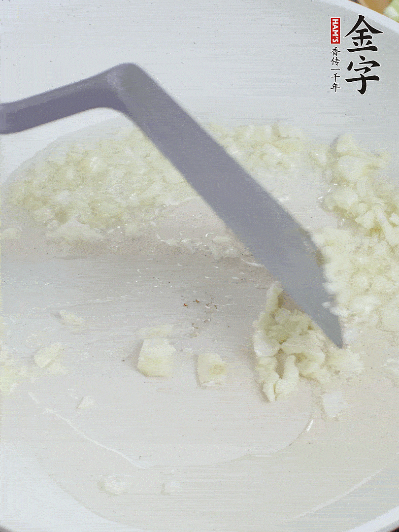 冷鍋熱油，下大蒜煎至兩面微黃。