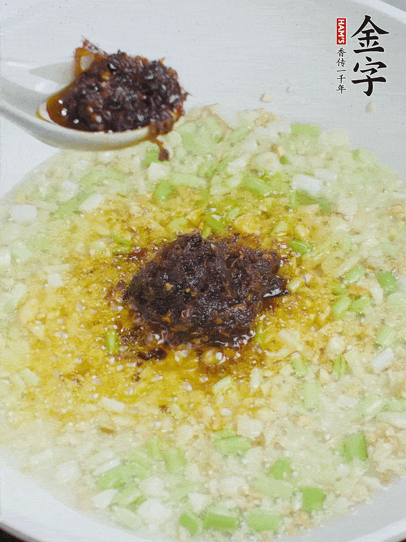 下蔥姜、1大勺金字火腿大師醬爆香。