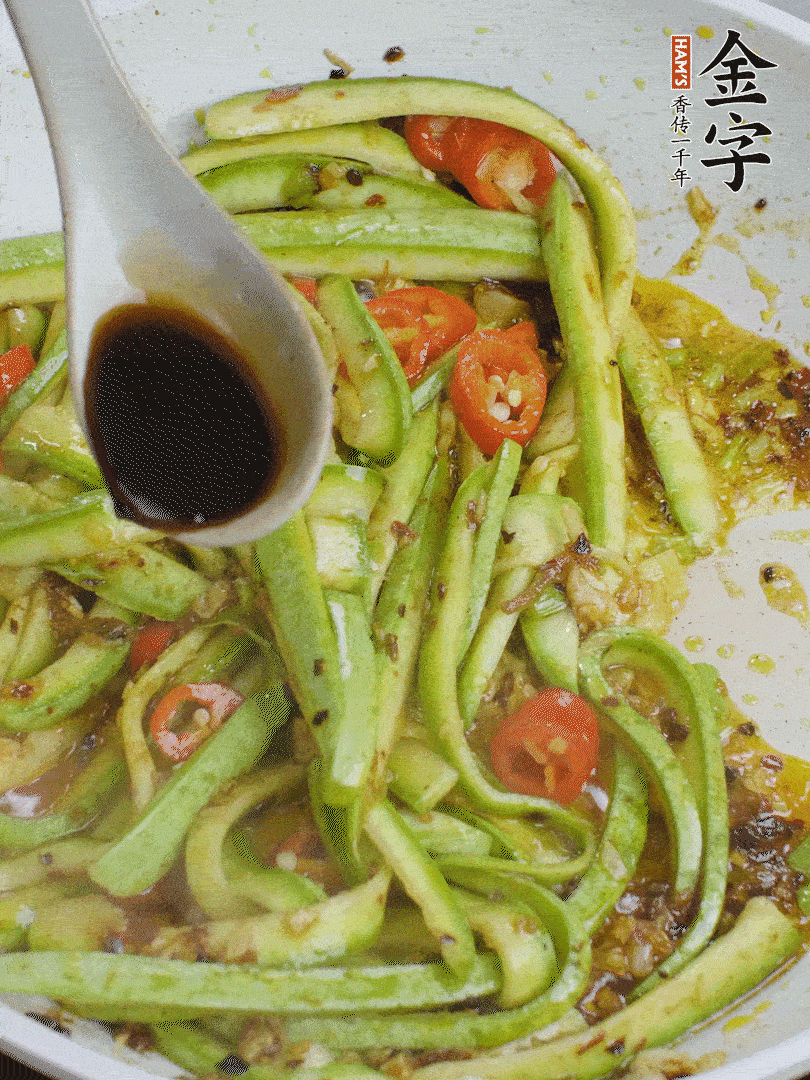 下西葫蘆，加1勺生抽、半勺蠔油、辣椒圈翻炒至斷生。
